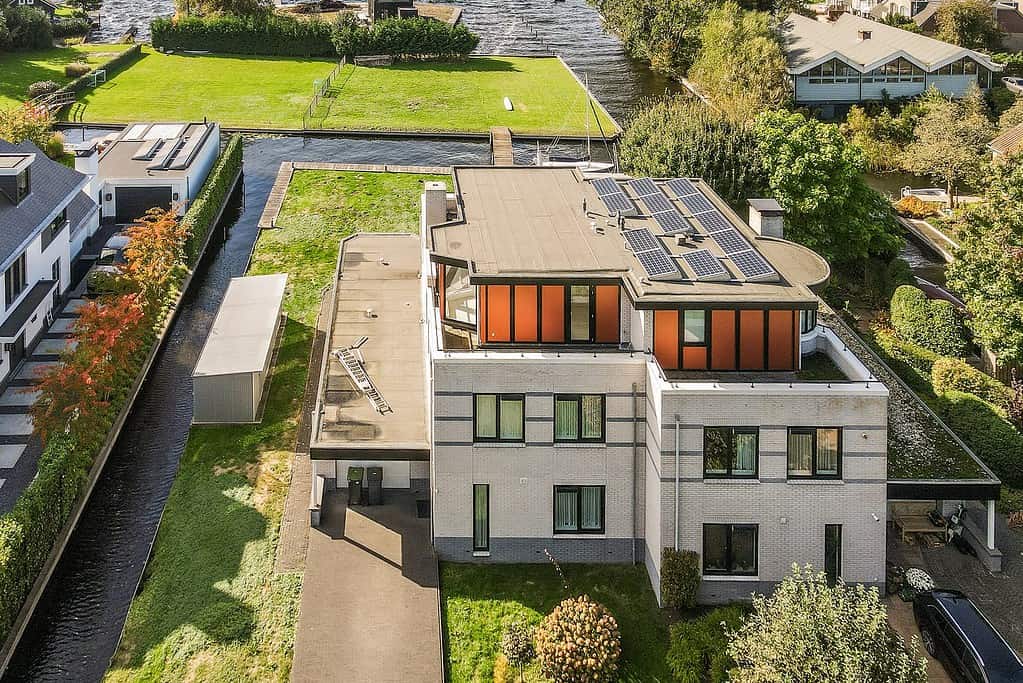 Er flade tage egnet til solceller